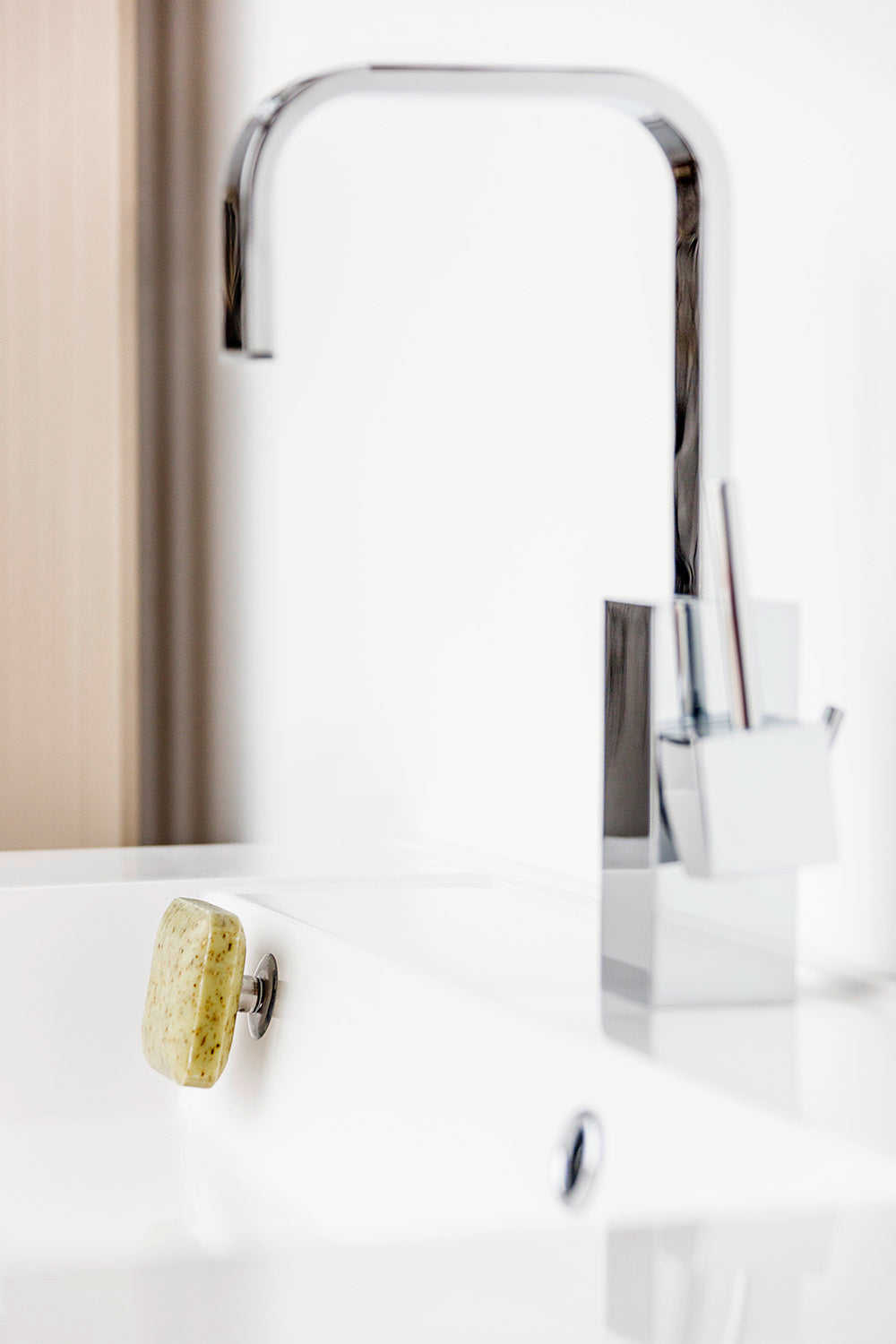 SAVONT Original Magnetic floating soap holder | Always dry & clean | Soap dish dispenser drainer for shower or sink